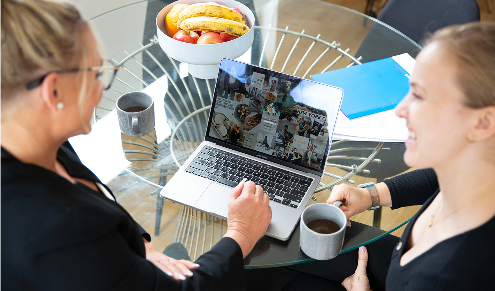 Smart Landing professionals discussing loan options over coffee at a modern workspace.